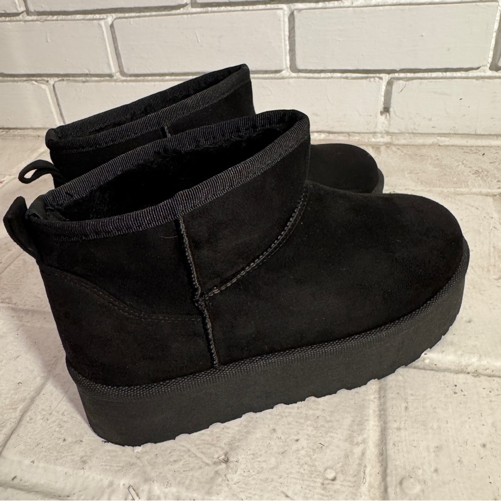 Glaze Black Platform Mini Boots - Faux Fur Lined
- Size 7.5 - Chunky Y2K Style